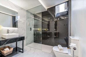 Shower, hair dryer, towels, shampoo
