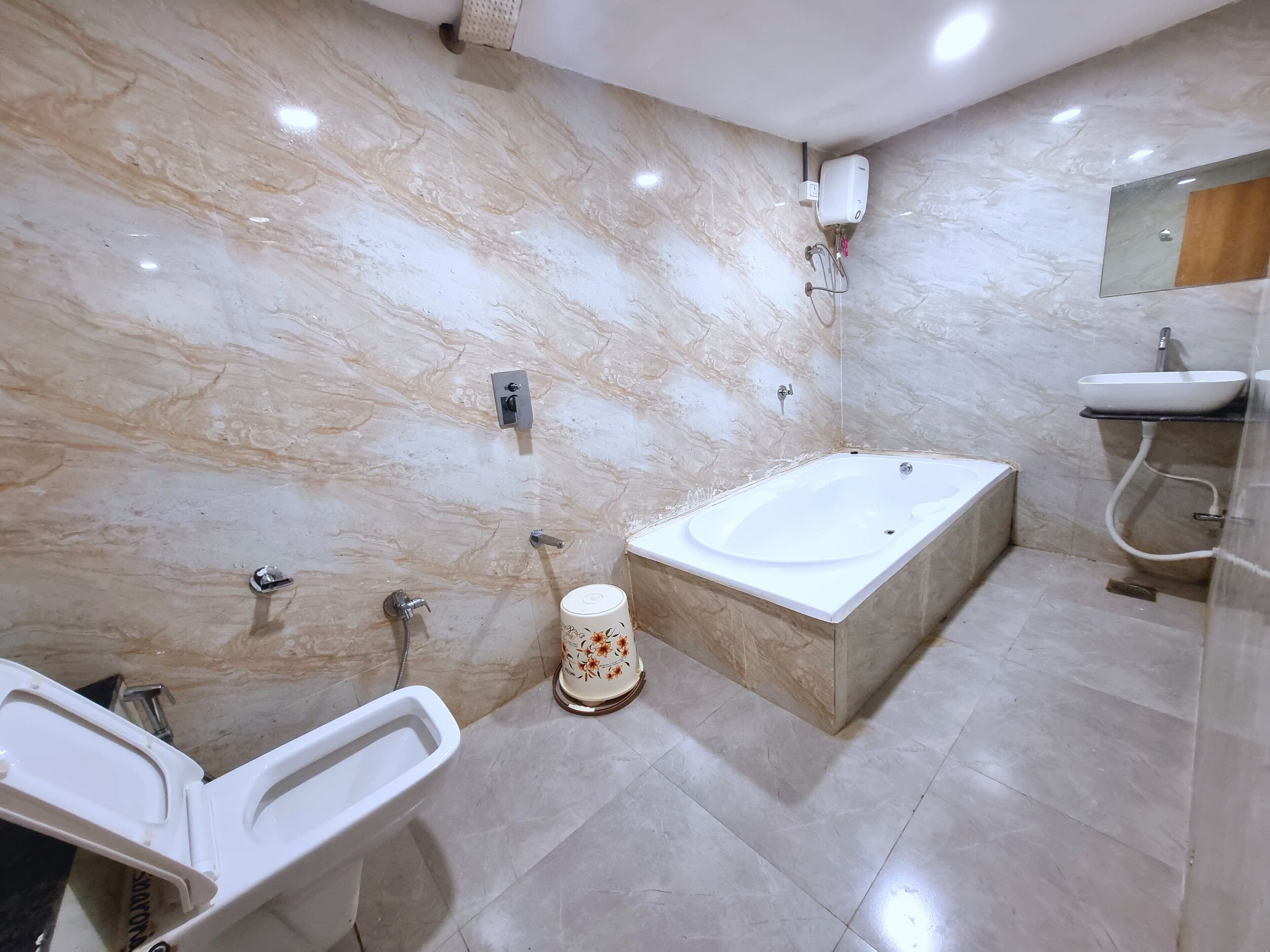 Deluxe Double Room with Bath Tub | Bathroom