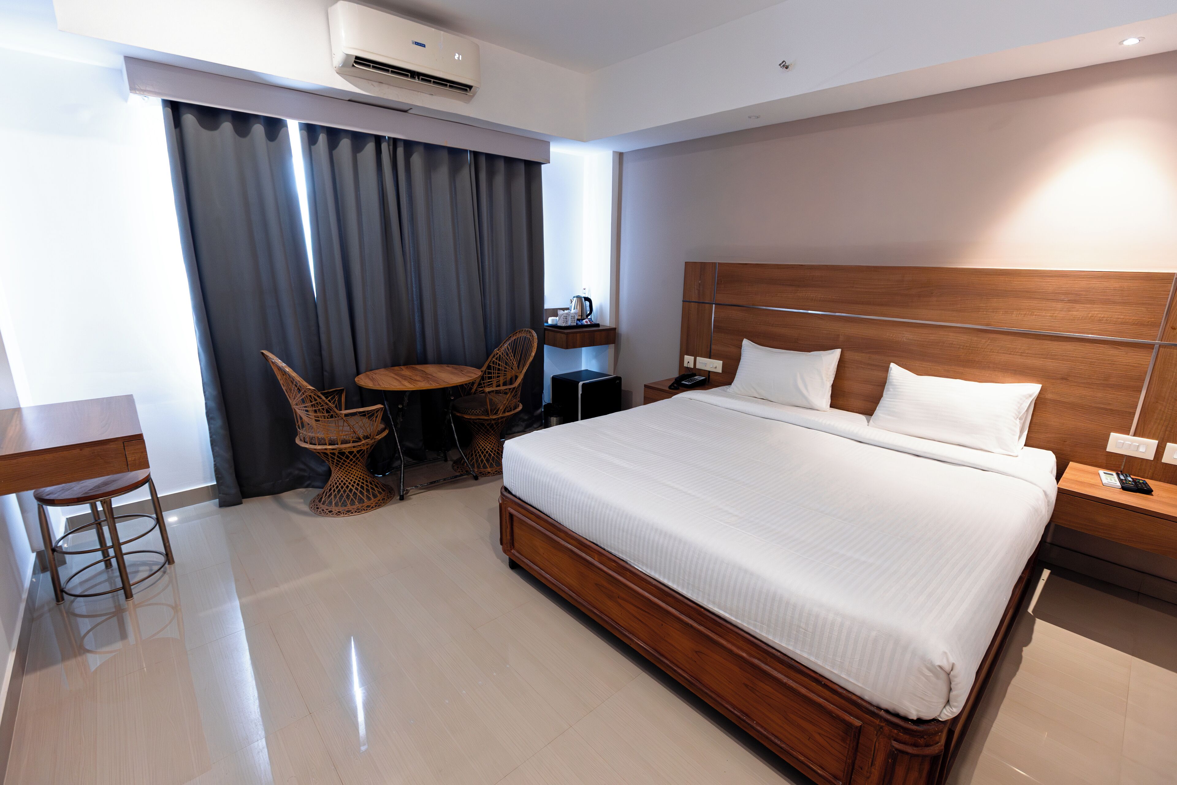 Deluxe Double Room | Iron/ironing board, free WiFi, bed sheets