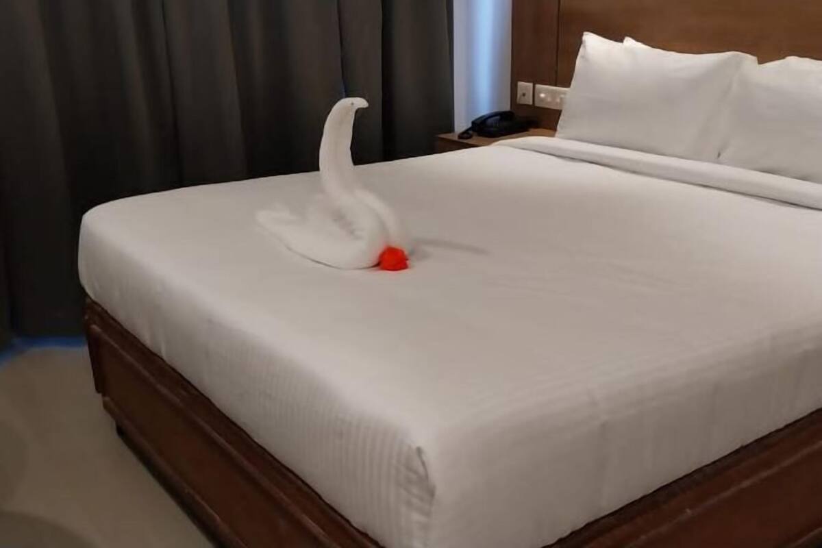 Tabla de planchar con plancha, wifi gratis, ropa de cama