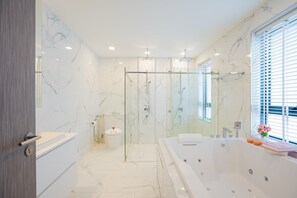 Vila, piscina particular | Banheiro | Chuveiro, produtos de toalete grátis, secador de cabelo 