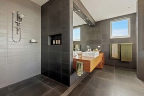 Douche, séchoir à cheveux, serviettes fournies