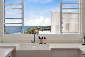 シャワー、ヘアドライヤー、タオル