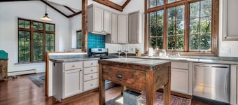 Wolf Creek House with Mtn Views in Black Mountain