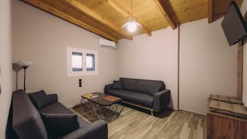 Deluxe Suite, Sea View | Living area
