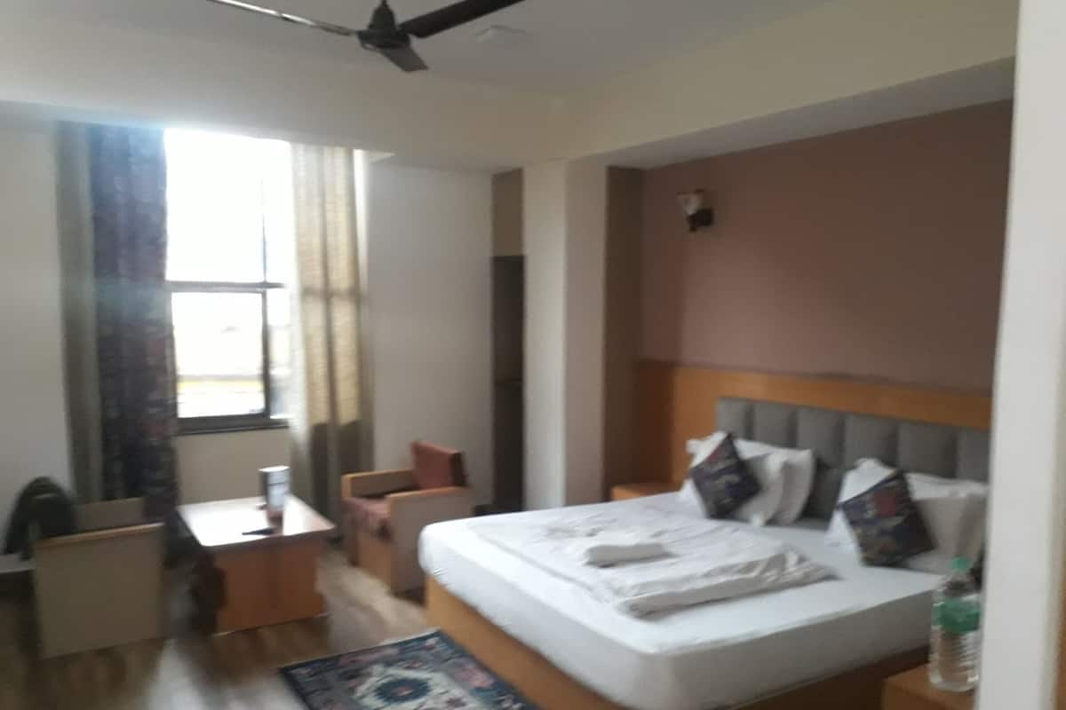 Soundproofing, free WiFi, bed sheets