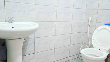 Classic Apartment, Balcony, City View | Bathroom