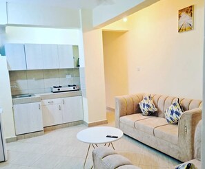 Appartement Classique, balcon, vue ville | Coin séjour | TV connectée de 24 pouces avec chaînes numériques