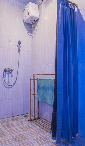 Double Room | Bilik Mandi | Pancuran mandi, tuala disediakan, sabun, syampu 