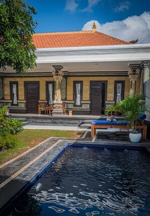Outdoor pool - Deni Guesthouse (Tabanan)