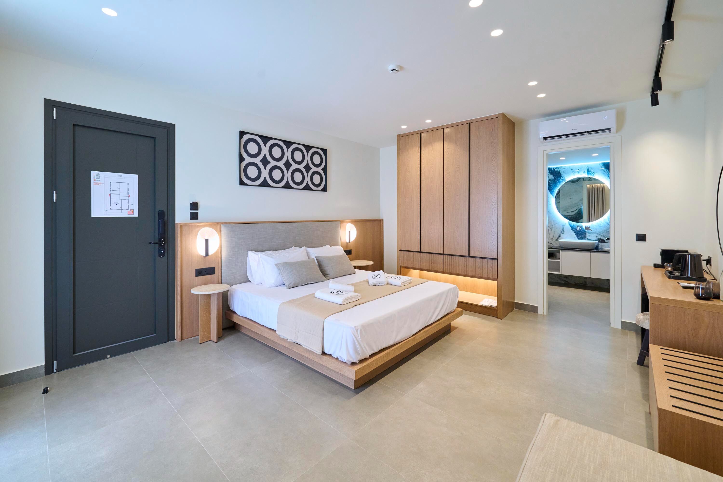 Deluxe Room | 1 bedroom, in-room safe, laptop workspace, blackout drapes