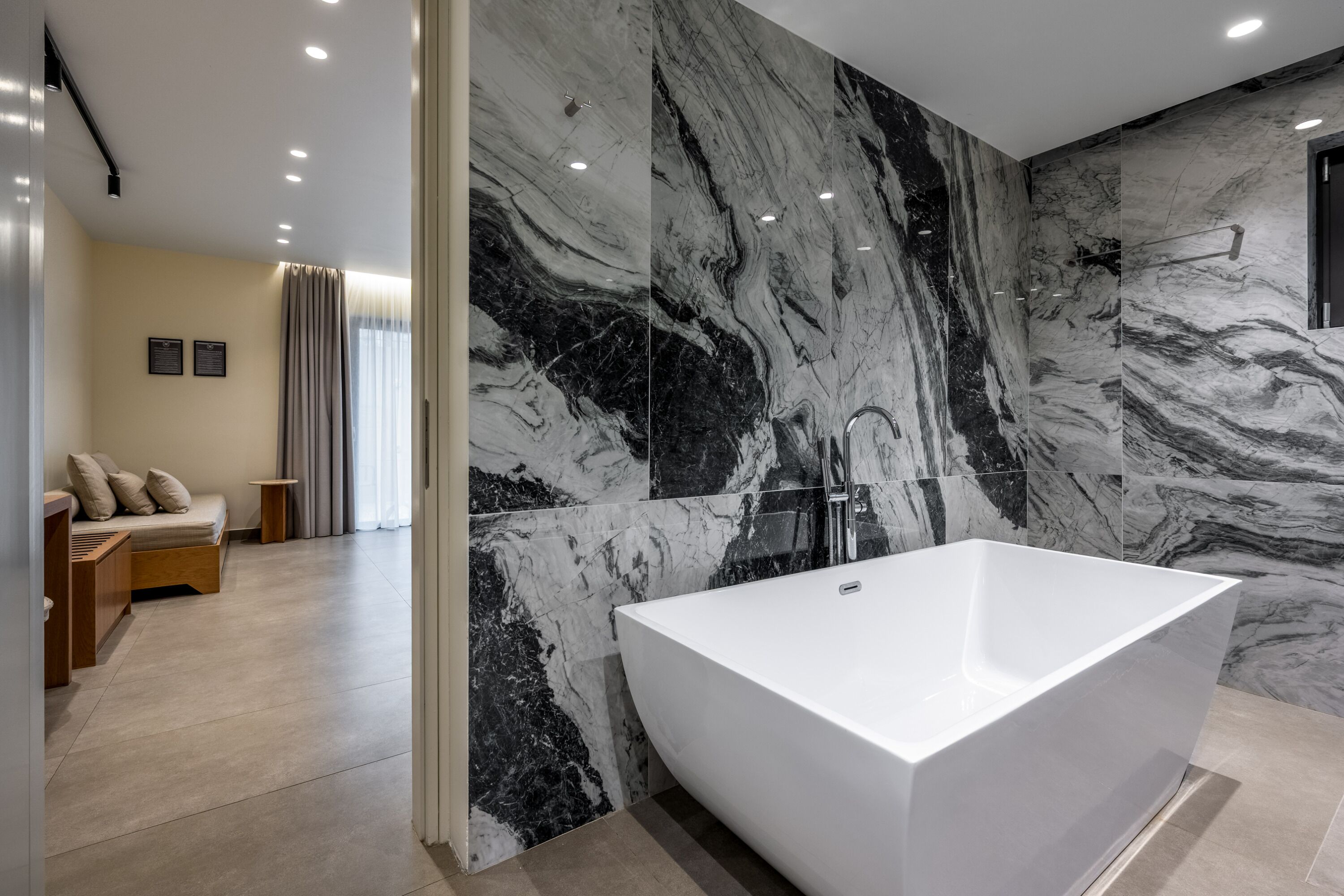 Deluxe Room | Bathroom | Hair dryer, bathrobes, slippers, towels