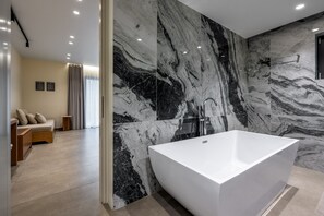 Rom – deluxe | Bad | Hårføner, badekåper, tøfler og håndklær