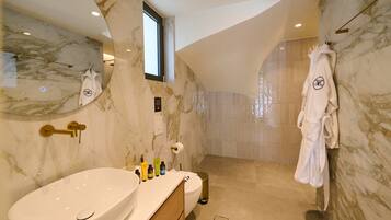 Rom – basic | Bad | Hårføner, badekåper, tøfler og håndklær