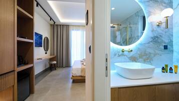 Basic Room | Bathroom | Hair dryer, bathrobes, slippers, towels