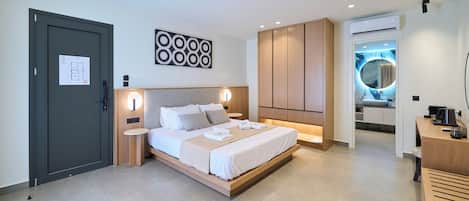 Deluxe Room | 1 bedroom, in-room safe, laptop workspace, blackout drapes