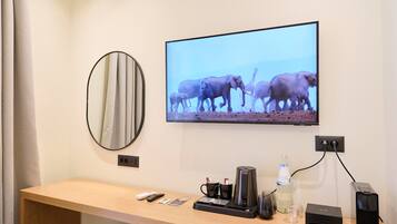 Basic Room | 1 bedroom, in-room safe, laptop workspace, blackout curtains