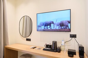 Habitación básica | 1 dormitorio, caja fuerte, espacio para trabajar con un portátil