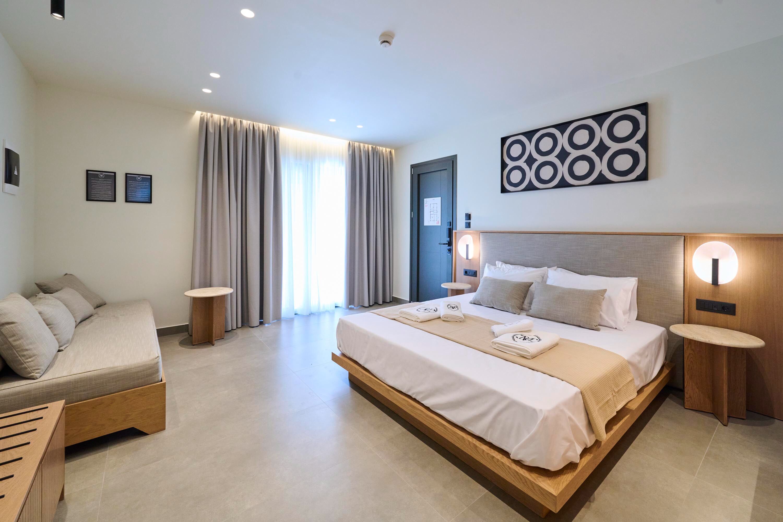 Deluxe Room | 1 bedroom, in-room safe, laptop workspace, blackout curtains