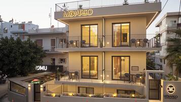 Vista frontal de la propiedad