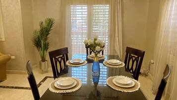 Villa, 3 Bedrooms, Smoking, Balcony | Ruang makan