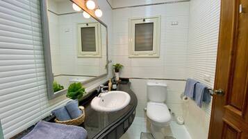Villa, 3 Bedrooms, Smoking, Balcony | Bilik Mandi
