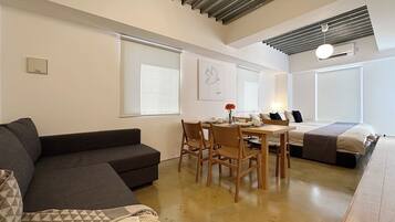 Estudio superior, balcón, vista a la ciudad | Decoración personalizada y muebles diferentes