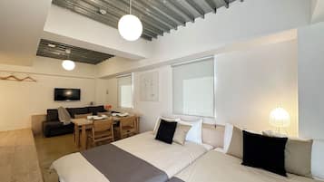 Estudio superior, balcón, vista a la ciudad | Decoración personalizada y muebles diferentes