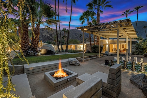 Luxury Palm Springs Estate 3Bedroom House & 3 Casitas, Salt Water Pool & HotTub