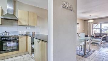 Apartament Deluxe | Sala d'estar | Televisor de pantalla plana