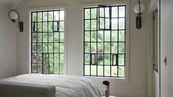 3 bedrooms, iron/ironing board, bed sheets