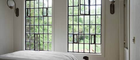 3 habitaciones, tabla de planchar con plancha y ropa de cama