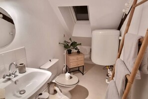 Shower, hair dryer, bidet, towels - La Résidence Kméléon - Residence K-Méléon in the heart of town for 23 people (LE MANS)