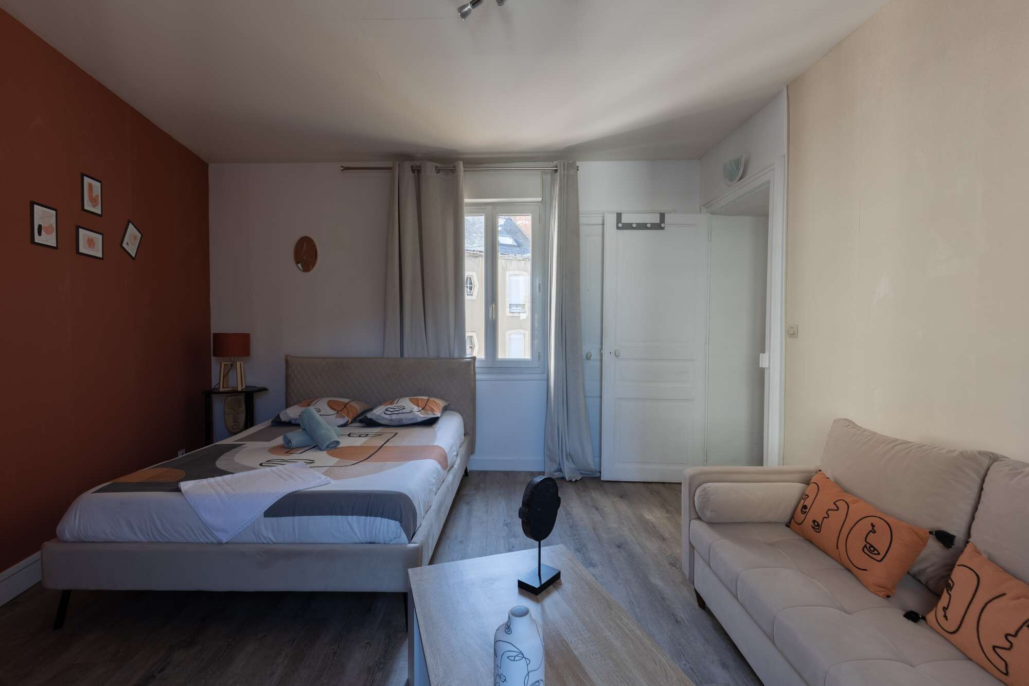 5 slaapkamers, een strijkplank/strijkijzer, reisbedje, wifi