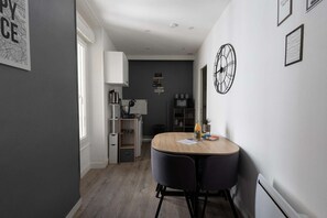 Dining - La Résidence Kméléon - Residence K-Méléon in the heart of town for 23 people (LE MANS)