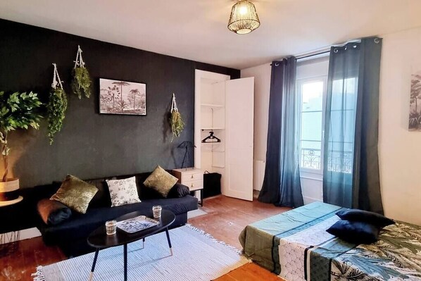 5 bedrooms, iron/ironing board, travel crib, WiFi