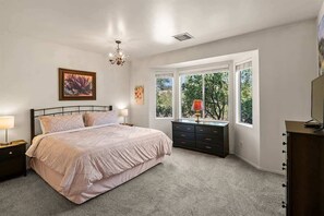 2 Schlafzimmer, Schreibtisch, Bügeleisen/Bügelbrett, kostenloses WLAN
