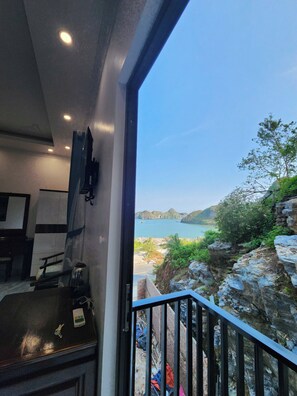 Habitación básica doble, balcón, vistas a la montaña | Terraza o patio