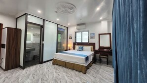 A modern hotel room with a large bed, a desk, and a walk-in closet. - Anh Quân-Viewpoint Hotel (Hai Phong)