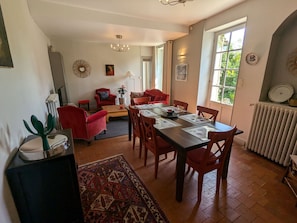 Dining - 18th Century House with Private Garden - Yèvre le Châtel (Yèvre-la-Ville-Yèvre le Châtel)