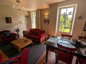 TV, fireplace - 18th Century House with Private Garden - Yèvre le Châtel (Yèvre-la-Ville-Yèvre le Châtel)