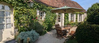 18th Century House with Private Garden - Yèvre le Châtel