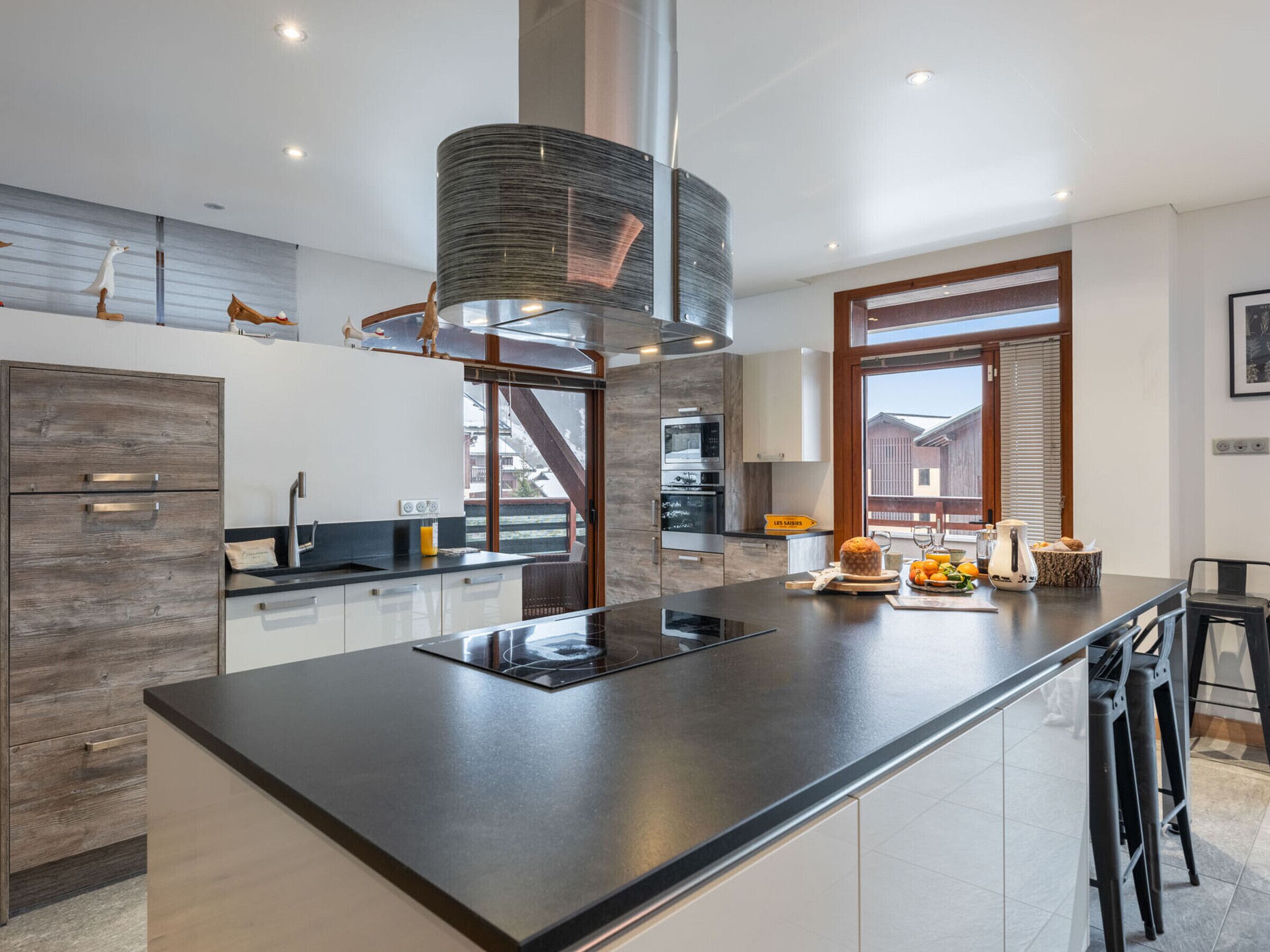 Jääkaappi, mikroaaltouuni, uuni, astianpesukone