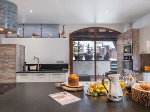 Een koelkast, een microgolfoven, een oven, een vaatwasser