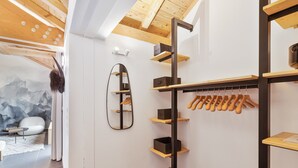 Un intérieur moderne avec un plafond en bois, un porte-manteau mural en bois et un grand miroir ovale.