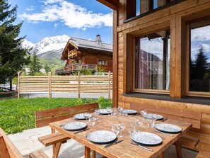 Outdoor dining - Bright semi-detached chalet with wellness area and games room, Le Monêtier-les-Bains (Le Monêtier-les-Bains)