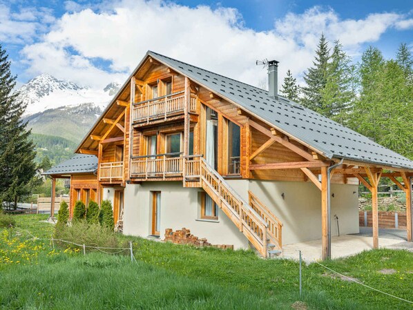 Exterior - Bright chalet near village center with relaxing area (Le Monêtier-les-Bains)
