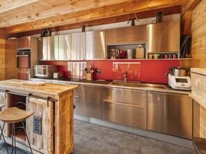 Fridge, microwave, oven, stovetop - Bright chalet near village center with relaxing area (Le Monêtier-les-Bains)