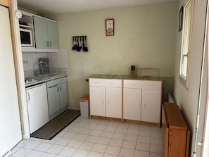 Fridge, microwave, oven, stovetop - 2-room apt with pool and parking in Port Camargue (Port Camargue)