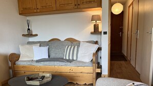 Unclassified image, 5 of 14, button - Cozy Apartment in Méribel - 2 Bedrooms, Balcony and Ski-in/Ski-out Access, WIFI (Méribel)